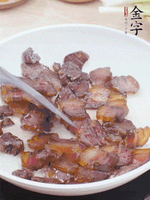 熱鍋少油，醬油肉煸出油脂，盛出。