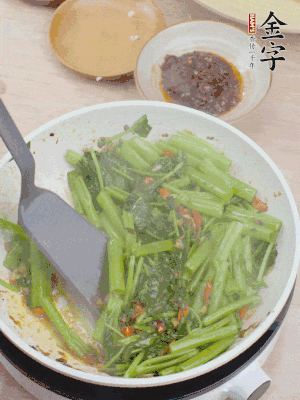 下空心菜炒軟。