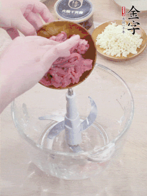 江南野筍干浸泡至軟；豬五花肉切薄片；腐皮改刀切成長(zhǎng)方形。