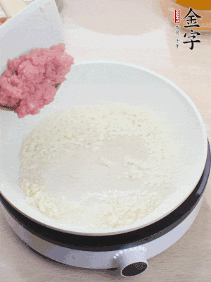 下火腿片、筍干均勻翻炒后，加2勺料酒、適量清水。