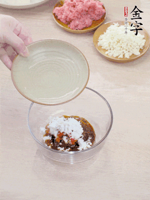 調(diào)料汁：金字火腿干貝醬2勺、剁椒1/2勺、生抽1/2勺、淀粉2勺、清水半碗。