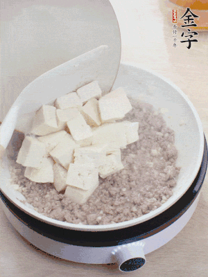 放豆腐翻拌均勻，倒料汁燜煮。