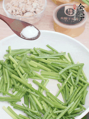 起鍋熱油，下韭菜苔炒至變色。加少許鹽。
