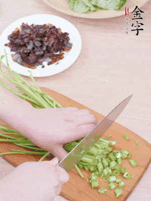 空心菜摘掉葉子，菜梗切成丁。