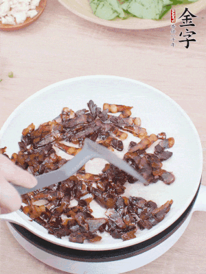 起鍋熱油，煸香醬油肉，撥拉到一邊。