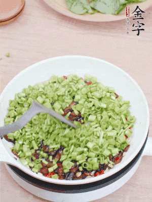 下菜梗翻炒，混合醬油肉。