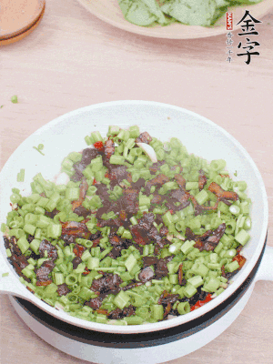 1勺生抽、1勺蠔油、1點(diǎn)點(diǎn)白糖調(diào)味。