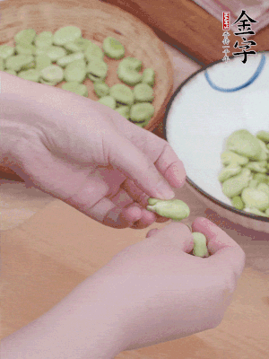 蠶豆剝殼，去掉豆衣，切碎。