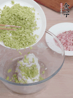 糯米粉邊揉邊加水，成團(tuán)后揉進(jìn)蠶豆、咸肉。