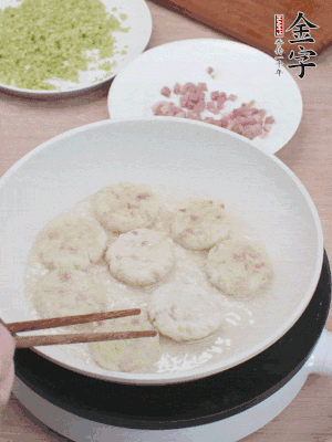 鍋中涼油，慢煎至兩面有脆殼。（油可以多一點(diǎn)）