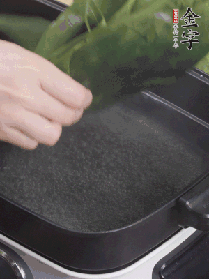 粽葉入沸水煮1分鐘，翻面再煮1分鐘，清洗干凈加水浸泡。