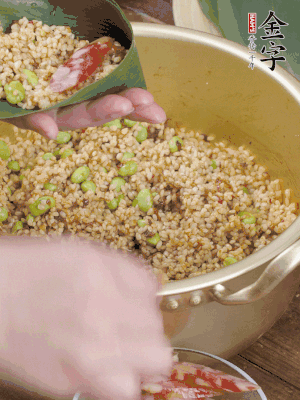 兩片粽葉1/2處葉尾相疊，中間卷成圓錐后裝入餡料。