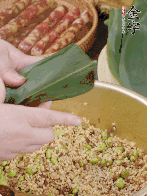 粽葉往下折，完全蓋住，兩側(cè)捏緊。