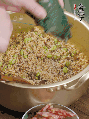 再附一張粽子，一齊向后折疊，線繩捆綁。