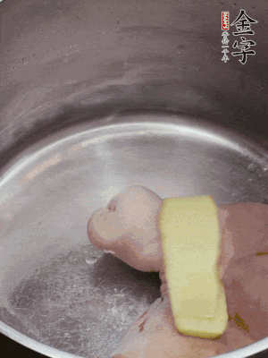 撈出洗凈后，加蔥姜、黃酒二遍焯水。