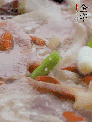 最后下枸杞、蒜白。