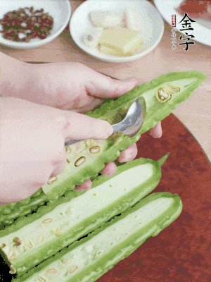 苦瓜去籽切薄片，一點(diǎn)鹽拌勻，10分鐘后沖洗控干。香蔥切蔥花、姜切末、蒜拍碎、干辣椒切圈。