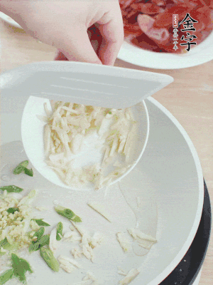油4成熱，下蔥姜蒜、干辣椒、花椒煸出香味。
