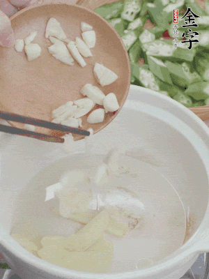 砂煲熱油，姜蒜、辣椒煸香。