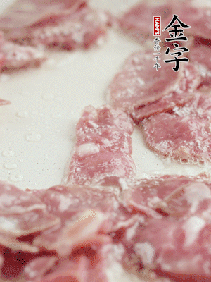 炒鍋熱油，下培根火腿煸炒。