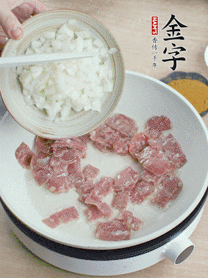 依次下洋蔥、紅菜椒、豌豆粒、玉米粒翻炒均勻。