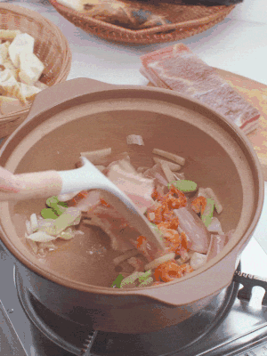 砂鍋中倒入油，放入姜片、蔥段、咸肉、海米炒出香味。