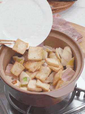依次下春筍、豆腐，開水沒過食材。