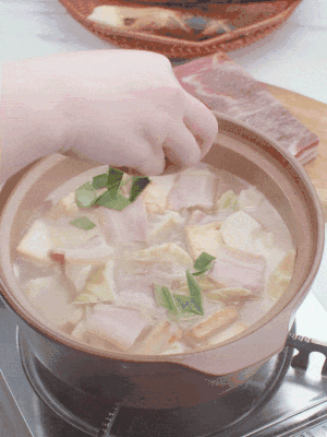 一小撮鹽、糖、雞精調(diào)味，最后撒點蒜葉點綴。