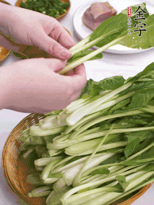 小青菜掰成一片片。