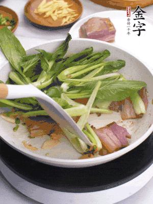 下小青菜翻炒，菜梆子變軟時(shí)，撒一點(diǎn)鹽、雞精調(diào)味。