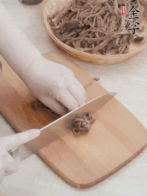 干茶樹菇浸泡過夜，去老根焯水，擠干水份。