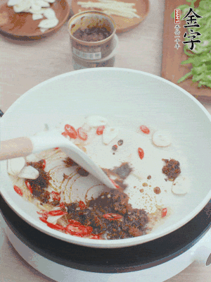 熱鍋涼油，姜蒜、辣椒、金字火腿xo醬炒香。