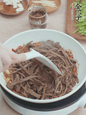 下茶樹菇煸炒4分鐘。
