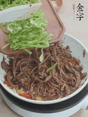 水分煸干，下青椒絲快炒1分鐘。