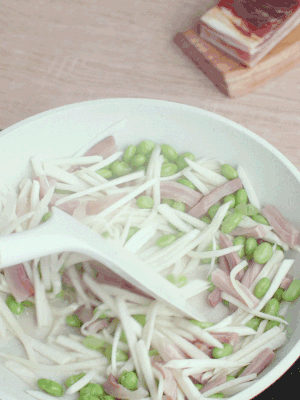 下茭白絲、青豆翻炒。