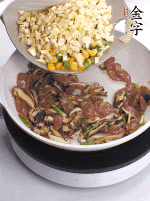 鍋里熱油，爆香蔥白，下香腸片炒至微微出油，加時蔬粒、香菇粒、春筍粒翻炒均勻。