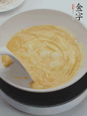 2個雞蛋炒散。