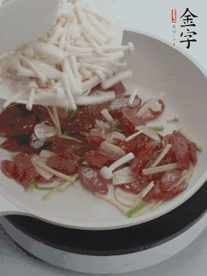 放白玉菇、青紅辣椒、雞蛋。