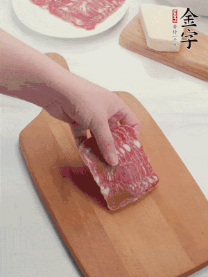 金字培根火腿改刀切小片；白洋蔥切??；新鮮豌豆剝殼。