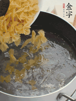 蝴蝶面加橄欖油煮熟；豌豆焯水30秒。