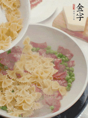 1小勺鹽調(diào)味，混合一起燉煮一下。