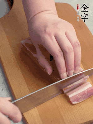 百合切去頭尾，分開洗凈;咸肉切薄片。