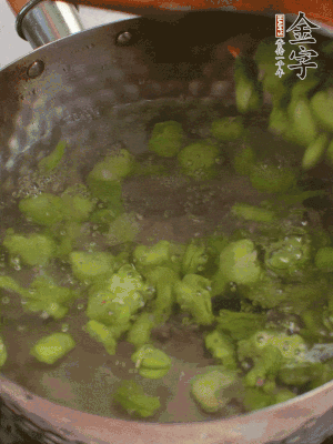 鍋中水沸，放一撮鹽，下蠶豆豆瓣焯3分鐘，下百合，3秒撈出，一起撈出瀝水。