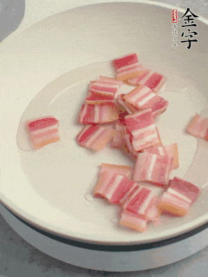 鍋中少許油，金字淡咸肉煸香。
