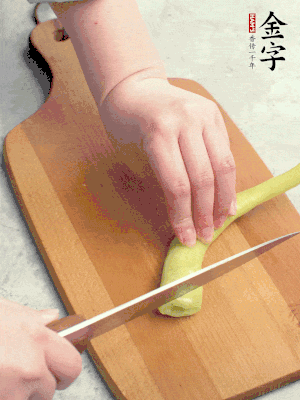 蔥切段，姜切絲，辣椒斜切成塊。