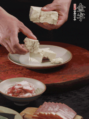 一塊老豆腐掰成大塊。