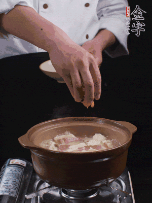 下蝦仁干，煮5分鐘。撒蒜葉，煮1分鐘。