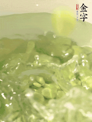 新鮮蠶豆熱水焯水30秒，然后浸入涼水。