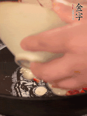 豬油潤(rùn)鍋，下辣椒、大蒜、火腿片煸香。