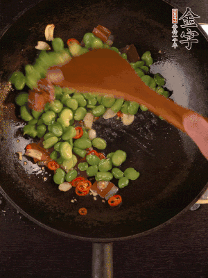 再下蠶豆煸炒，加1勺料酒調(diào)味。